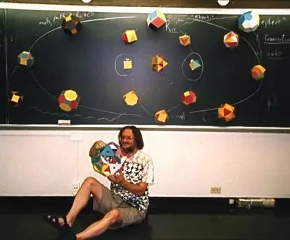 英国全能数学家JohnConway因新冠去世，是数学疯子也是游戏疯子