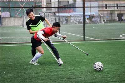 95后独腿小伙练足球用坏57副拐杖,励志神奇小子