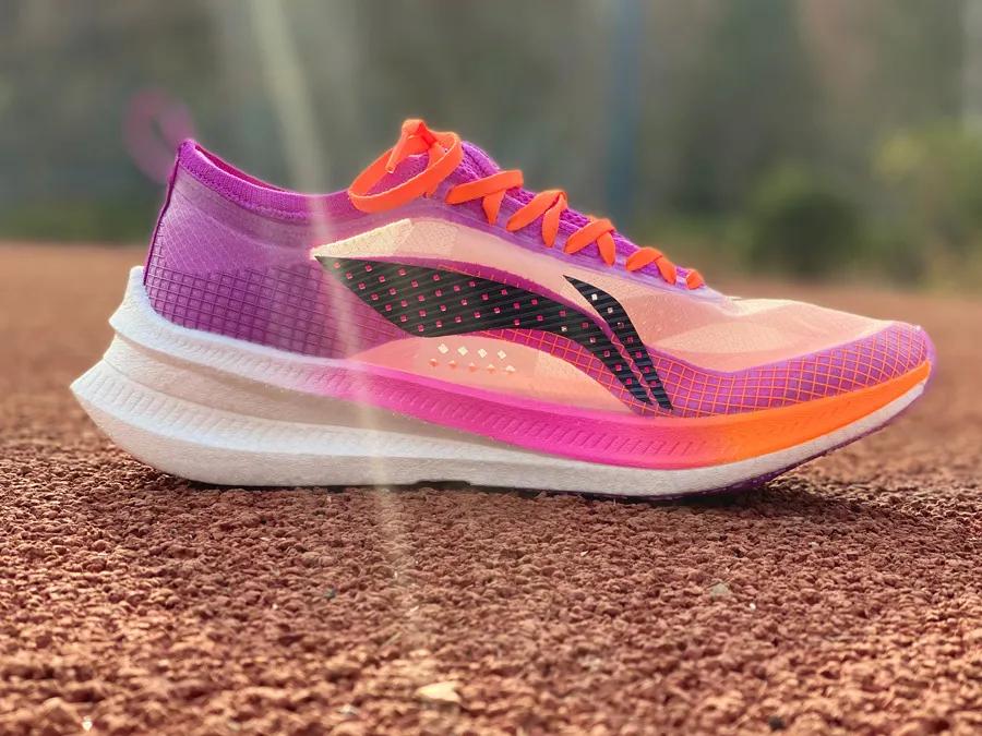 李宁超轻19和安踏跑鞋哪个好,公认脚感最好的10双国产跑鞋安踏