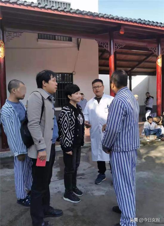 曾进部队文工团后成女歌手，如今的她帮农村贫困精神病人“飞越疯人院”