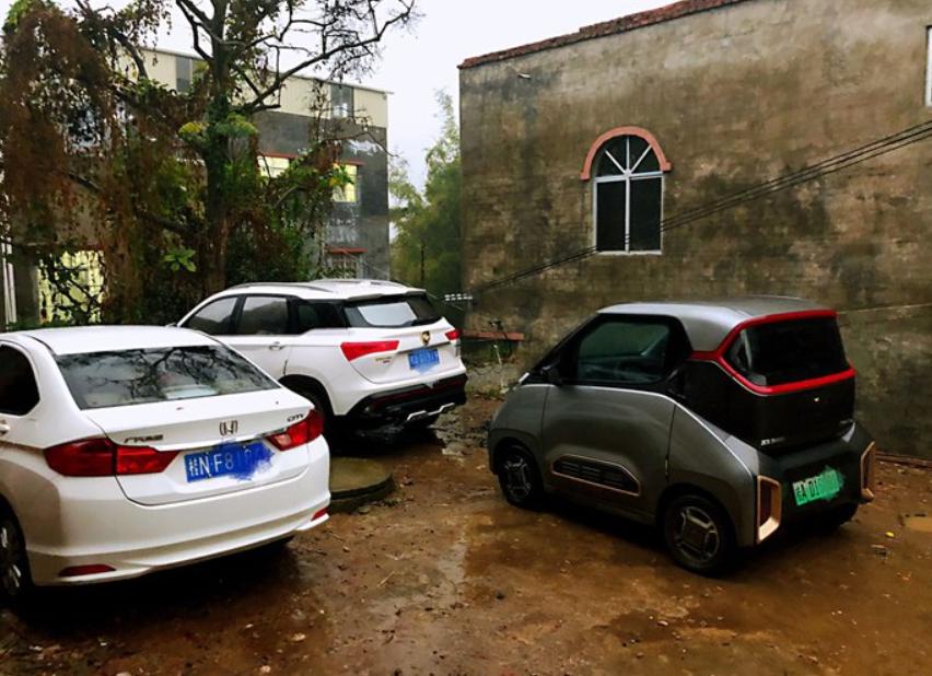 开宝骏E200回家过年，跑高速走泥路，还能塞行李，车主：比较满意