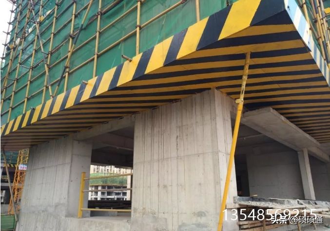 一种新型悬挑架的安装搭设装置,施工现场新型悬挑架