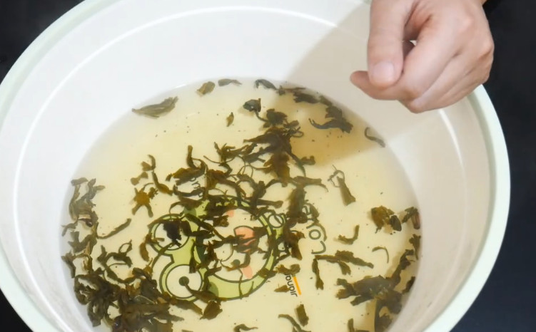 牛仔裤有味道怎么处理不让它掉色,新牛仔裤如何去异味保持颜色