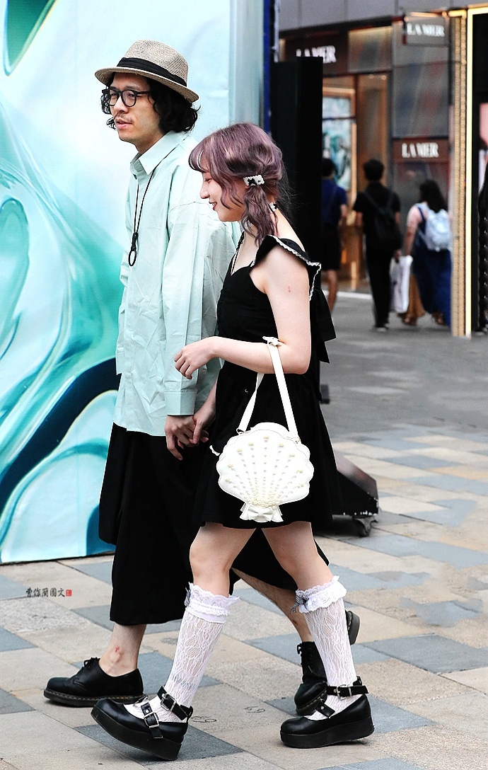 街拍真实打底袜配靴子,细跟长筒靴美女街拍