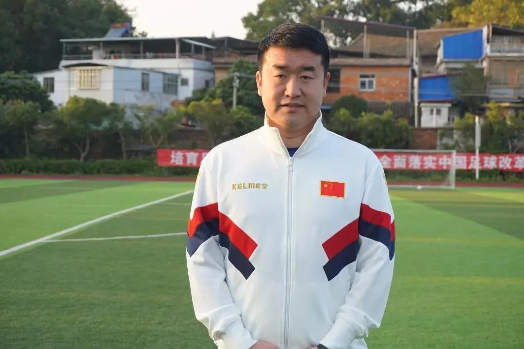 对话|他曾让日本人被中国足球折服,如今却甘愿在一所中学奉献自我