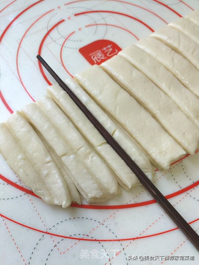 美食视频大全炸小油条做法,炸油条美食视频做法大全