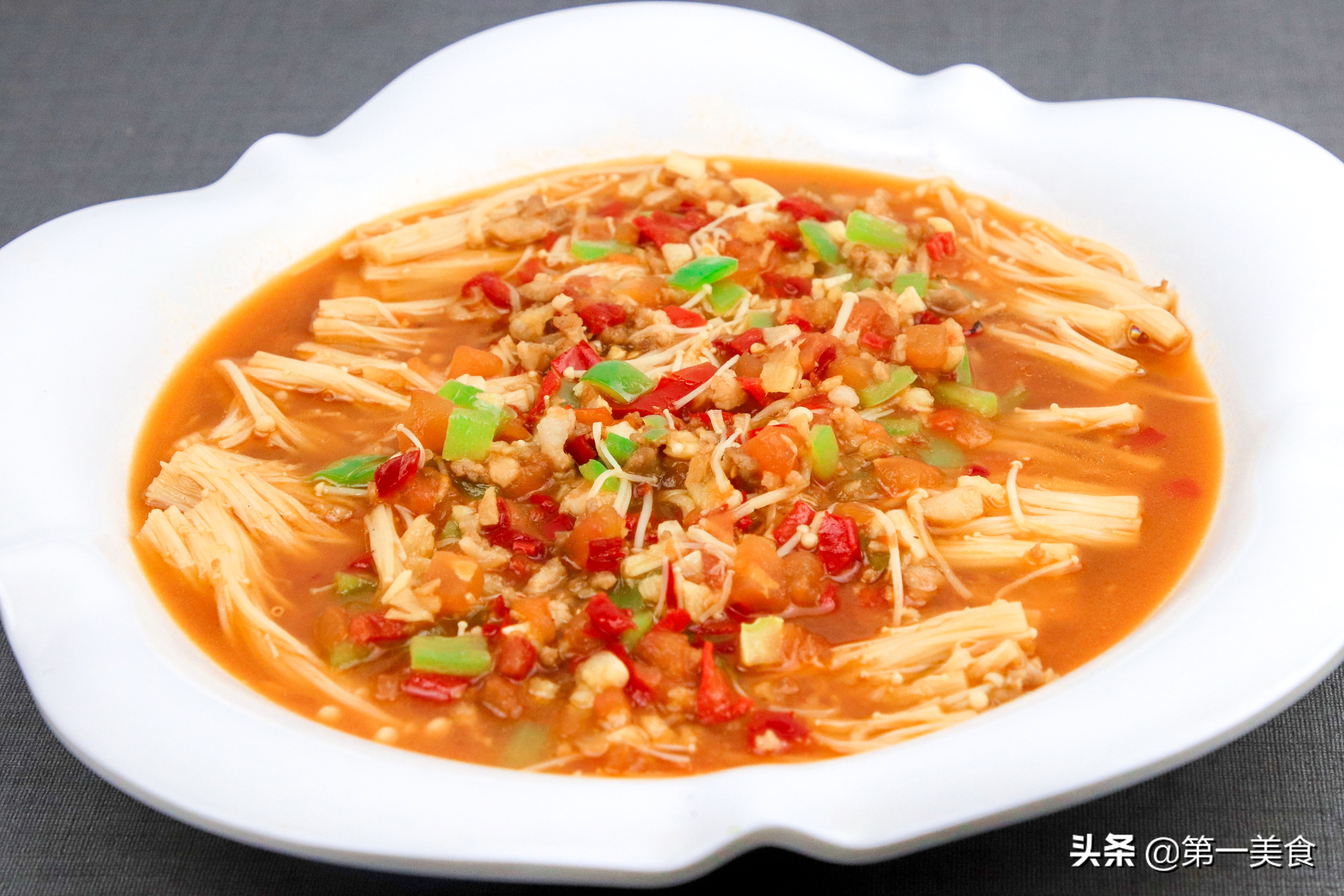 如何自制爽脆香辣金针菇,锡纸金针菇汤汁最简单的做法