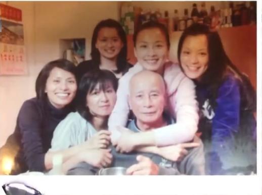 一家七口挤两个卧室,一家7口挤在一个大房子里