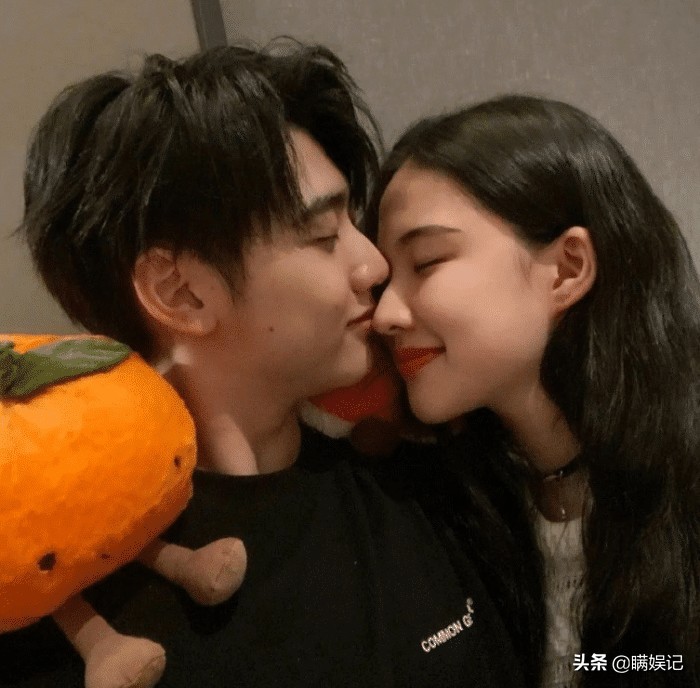 当红男明星与北电女学生电梯亲热激战，不顾旁人眼光