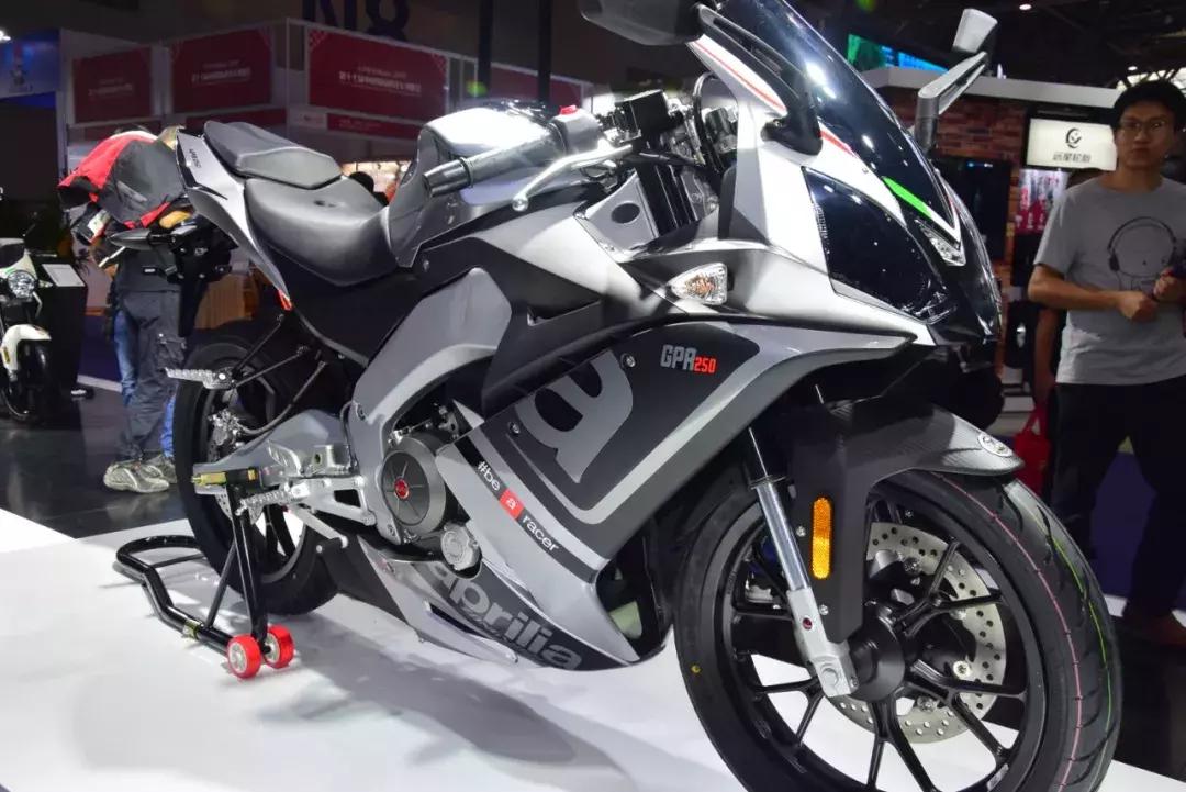 阿普利亚srmax250对比佛沙350,阿普利亚srmax250踏板使用感受