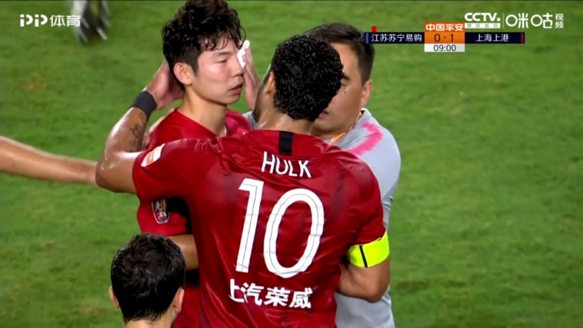 中超赛场上演罕见一幕,中超足坛高能场面