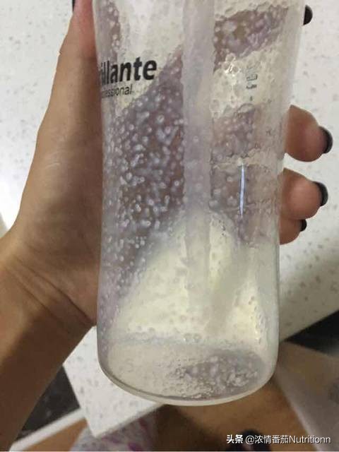 兑好的奶粉有奶块是什么问题,奶粉冲完有奶块是真的吗