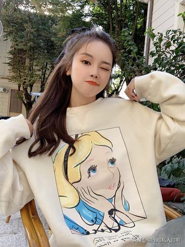 今年必火的3款卫衣时髦极了,今年最流行的中款卫衣