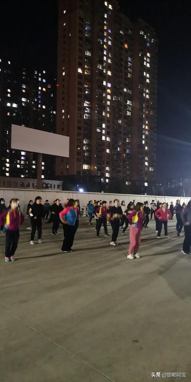 邯郸展览馆广场舞完整版,河北邯郸快乐广场舞