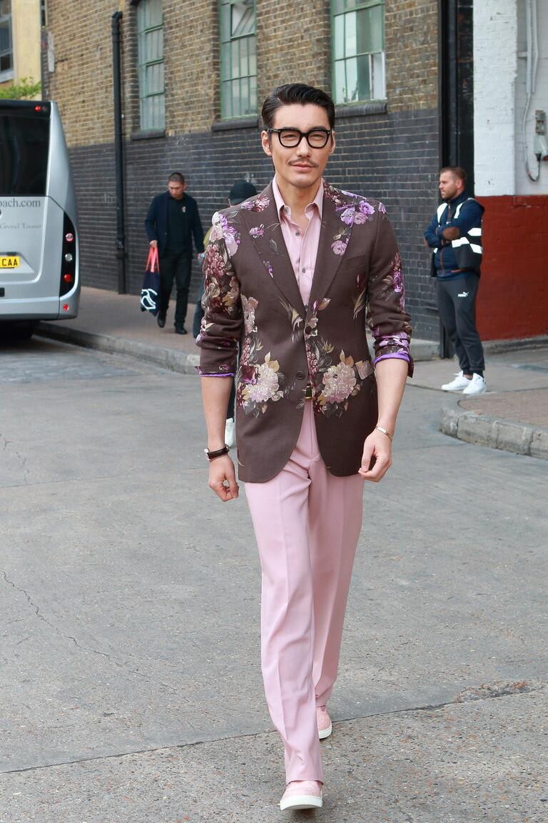 粉色和什么颜色搭配好看男,粉色搭配什么颜色好看男生