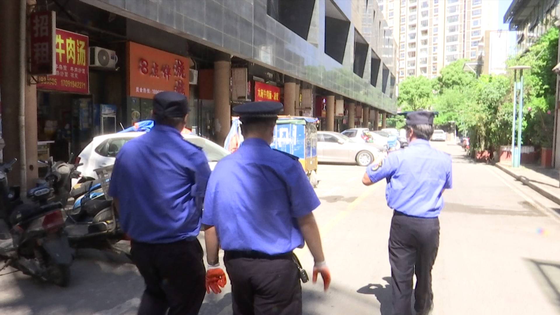 突击清理死角垃圾,无锡整治酒吧