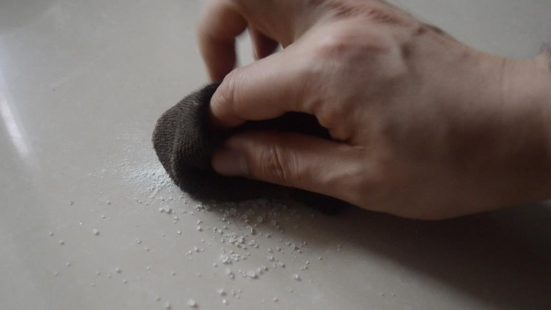 瓷砖被沙子磨出很多划痕如何补救,瓷砖有划痕怎么能100%的清除掉