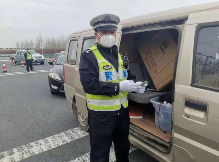 路虎拉白菜视频,后备箱拉菜被罚