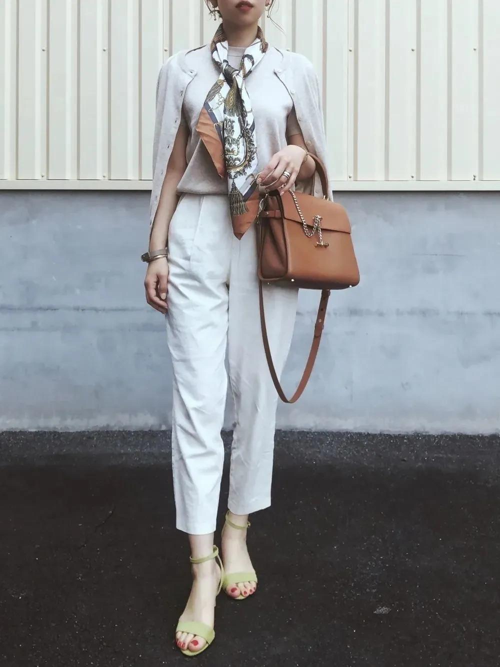 一条丝巾戴出高级感,一条很长的丝巾怎么穿搭