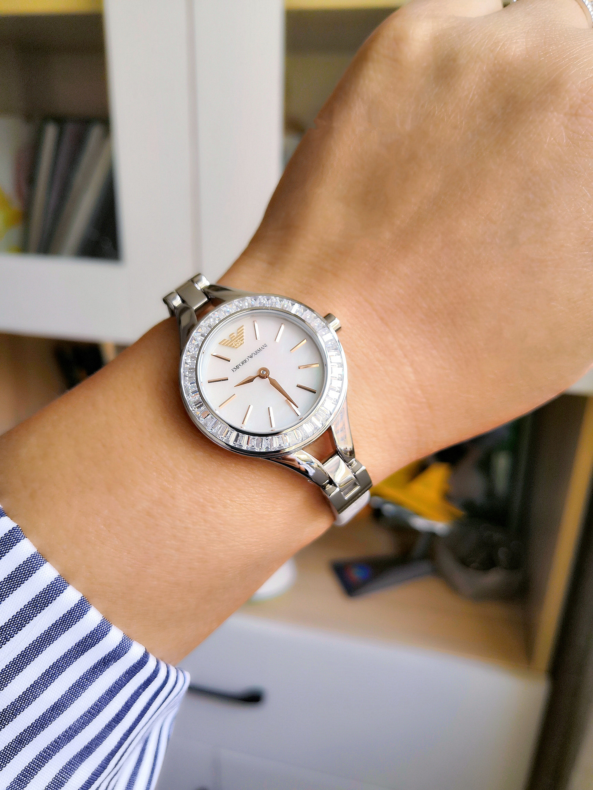 阿玛尼满天星女手表怎么使用,阿玛尼满天星镶钻石英女表28mm