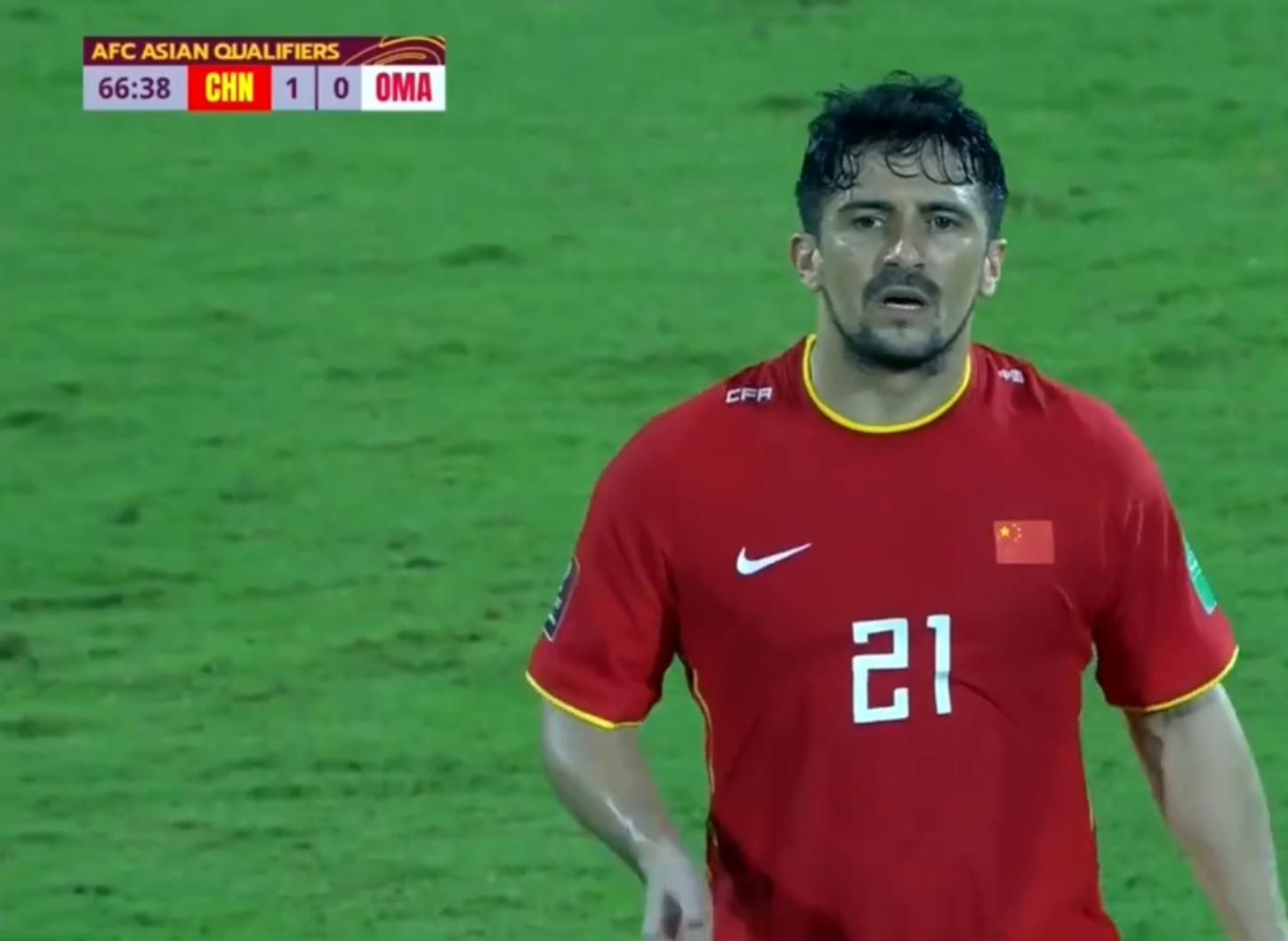 开场35秒吹刘海8次！李铁换下洛国富成转折点，主帅队长同时甩锅