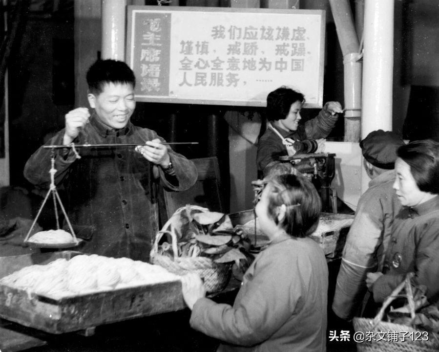 1953年，*云陈**提出用票购物，计划经济由此开始