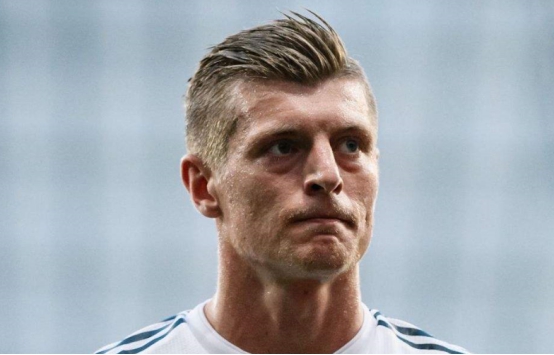 足坛前三人梅西c罗内马尔,梅西和c罗他们两个谁最帅