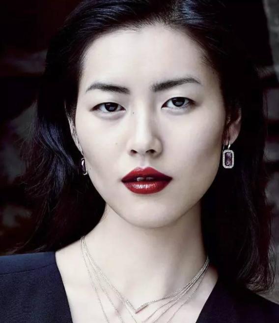 那些一刀切削骨的明星还好吗？后遗症一大堆，小方脸成最大赢家