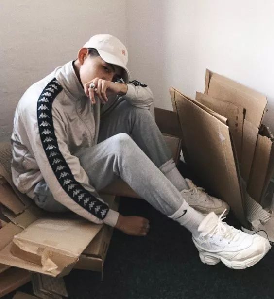 人生处处是陷阱万分小心,人生处处有坑我们要擦亮双眼