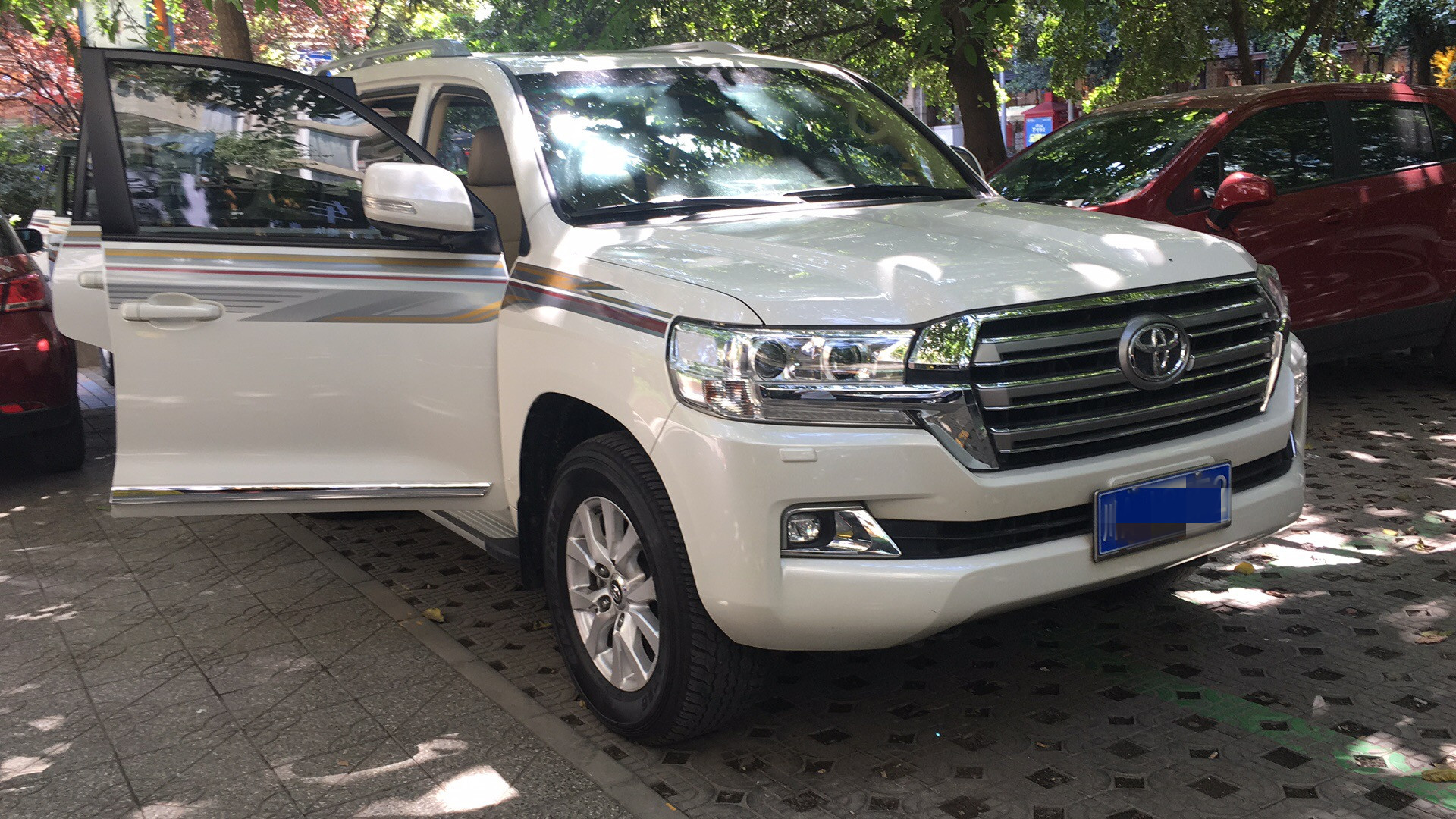 成都租一辆汉兰达去西藏多少钱,成都租车陆巡进藏多少钱