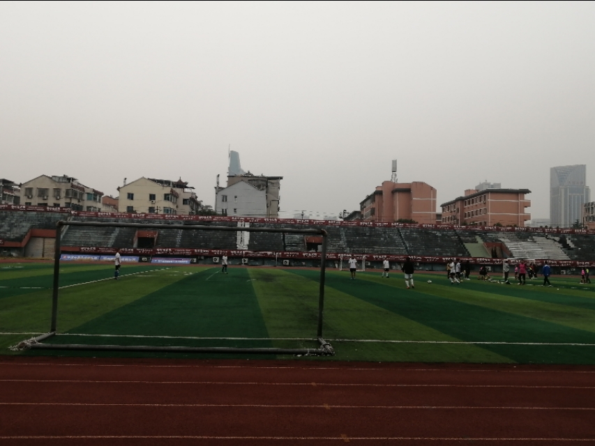 业余8人制足球比赛边锋怎么踢,业余八人制最适合踢的阵型