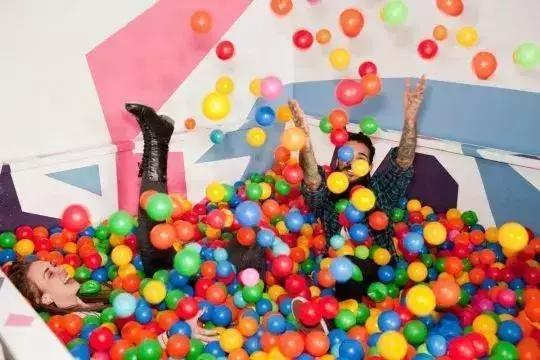 去游乐场海洋球里面玩,去海洋球泳池里面玩耍