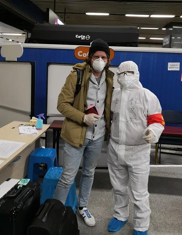 江苏无锡：“花式服务”助外籍来锡旅客走上复工路