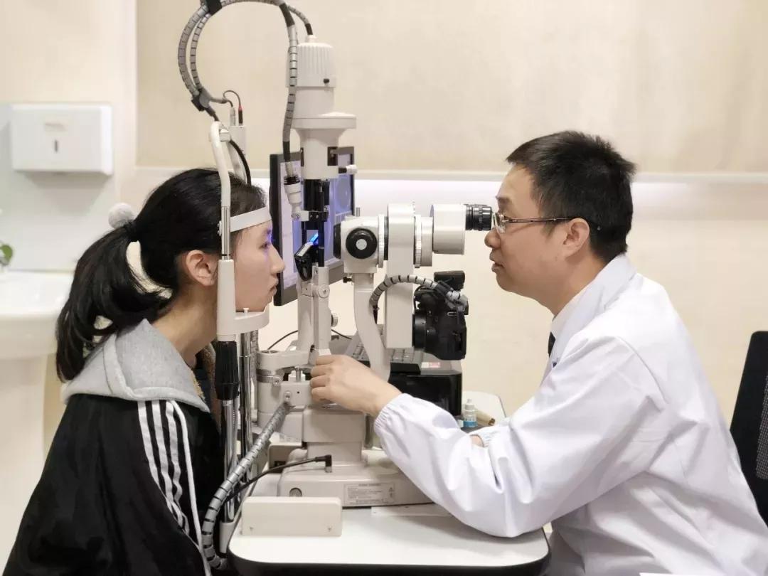 5岁男孩近视100度还能恢复吗,五岁男娃1000度近视