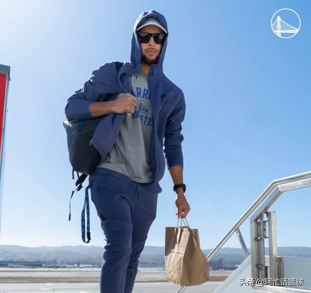 勇士官推晒克莱汤普森合照,勇士官推晒维金斯照片