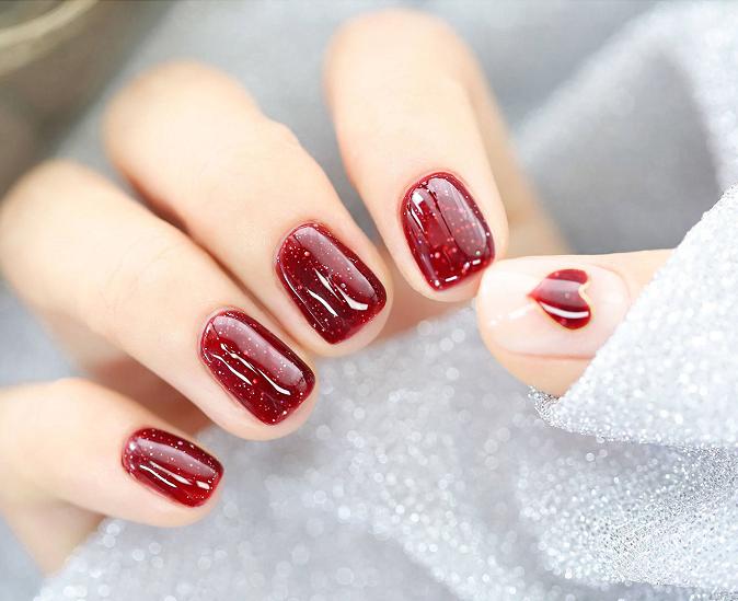 仙气女神范的红色亮片美甲，给你的“红指甲”加点仙气吧！