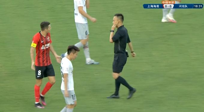 囧!海港外援奥斯卡跳水骗点失败还表达不满,不料1秒后遭打脸