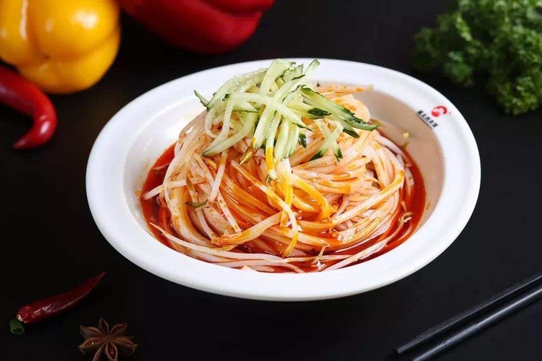 陕西美食推荐凉皮肉夹馍,陕西美食米皮配夹馍绝配