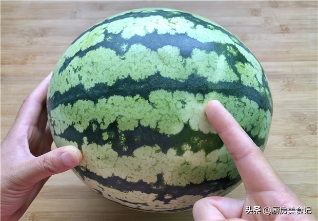 西瓜怎么挑才能挑到又脆又甜,挑选西瓜的小妙招有哪些