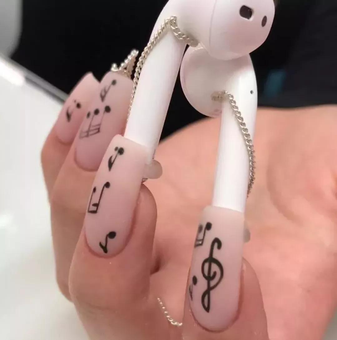 美甲师在吗？我被丑得睡不着觉