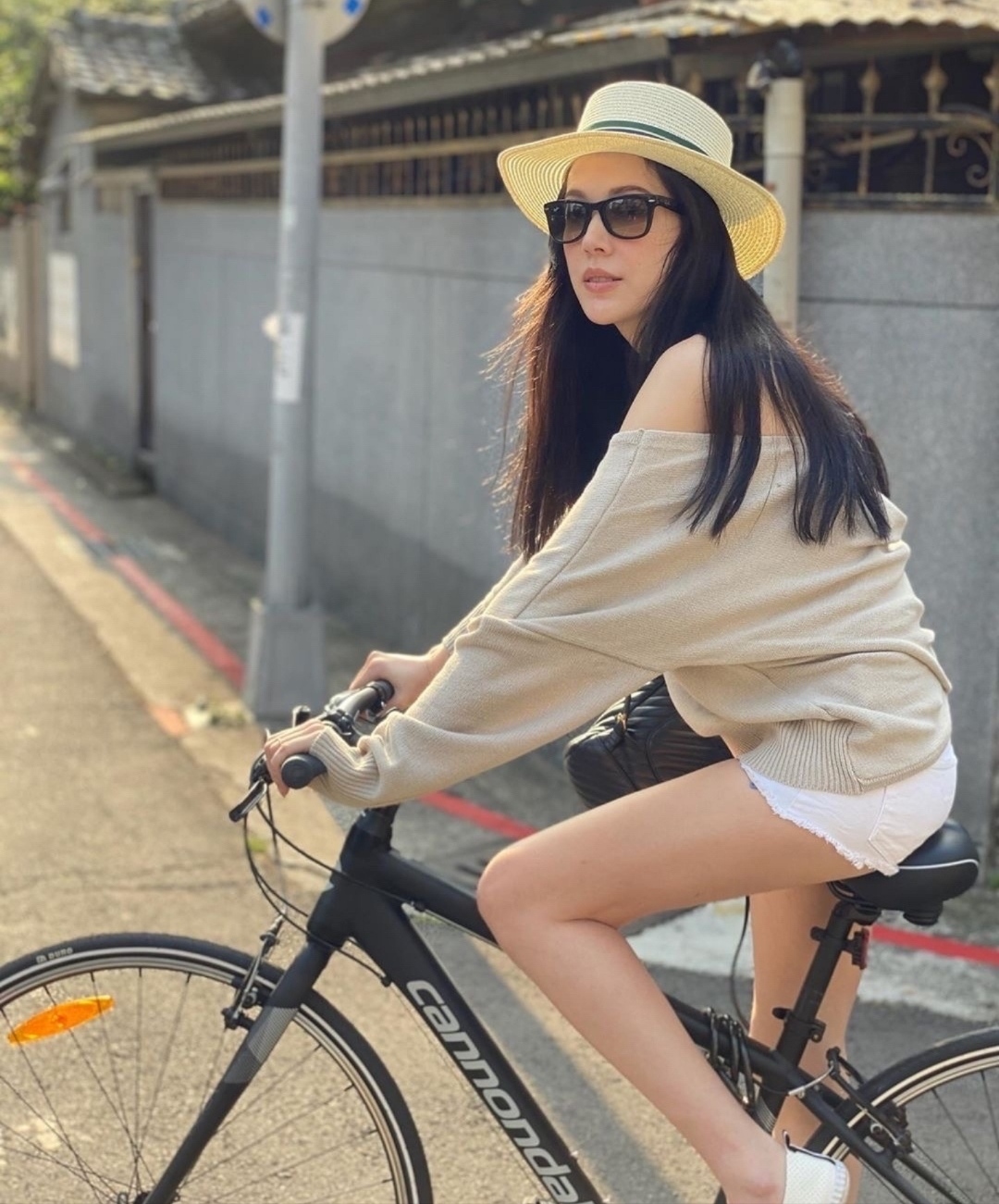 许玮甯真美，卡其色露肩上衣配白色短裤，时尚优雅很有韵味