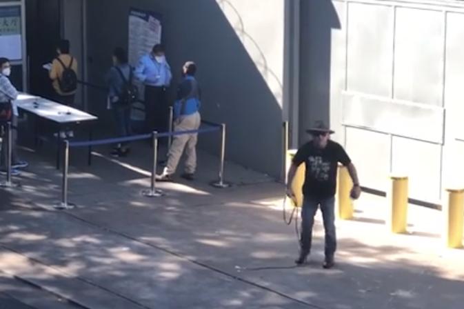 澳男子手持长鞭在中国领事馆门外咒骂，称戴口罩的人故意传播病毒