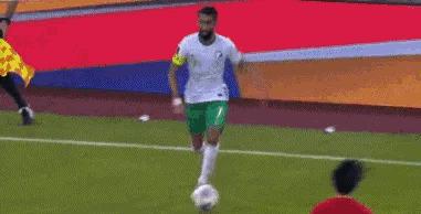 国足2-3憾负沙特队!主教练李铁:球员在上半场表现过于拘谨,但大家在落后的情况下没有放弃