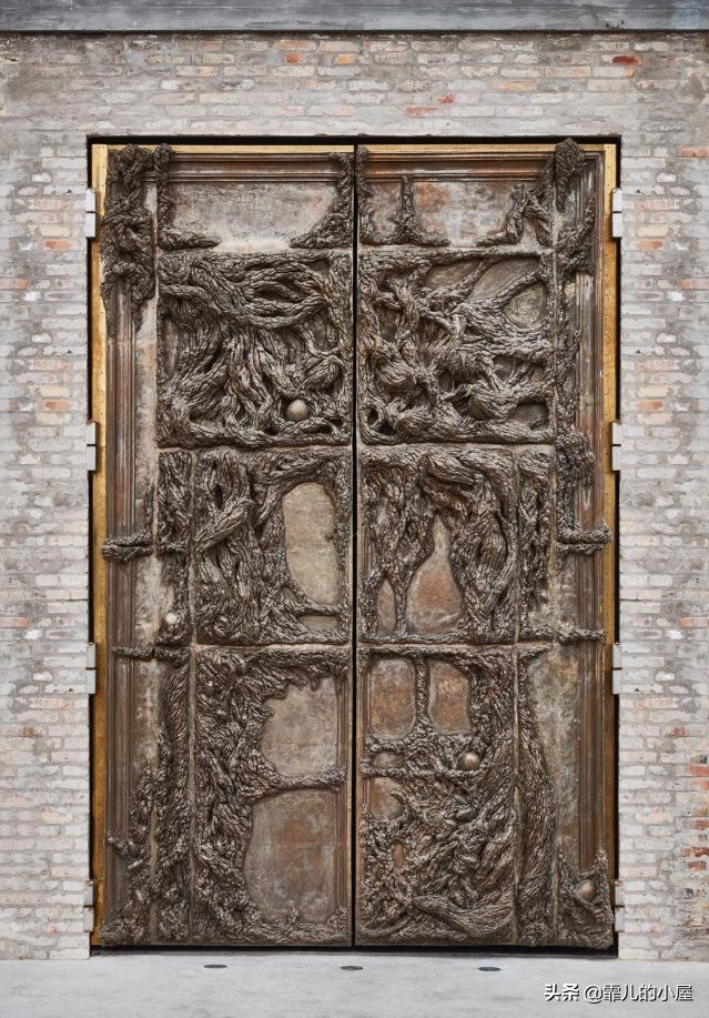 两年都预定不到座位的黑暗料理餐厅“炼金术士”，生吞金鱼的吃货