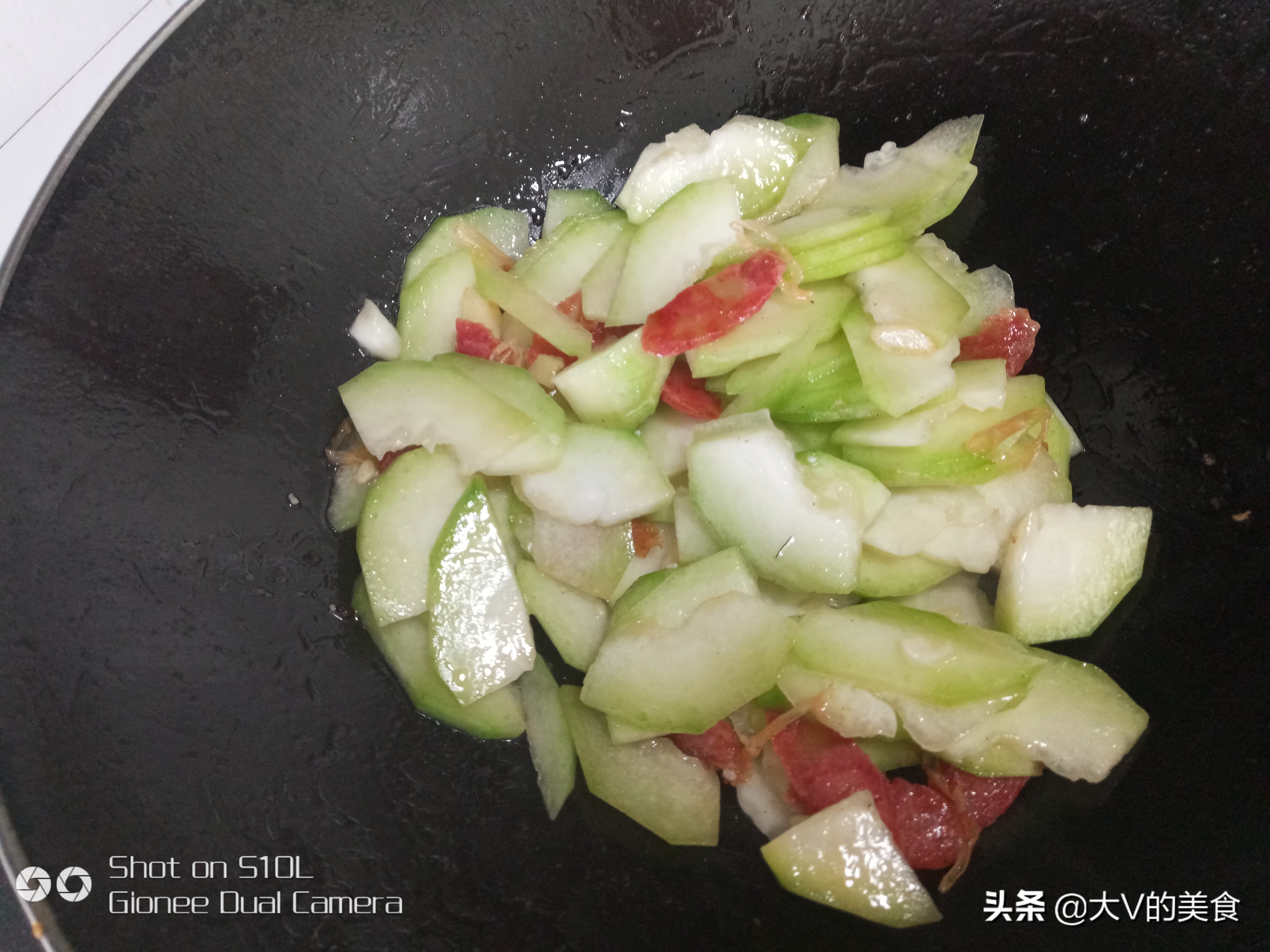 葫芦瓜炒香肠做法,嫩南瓜炒香肠的做法