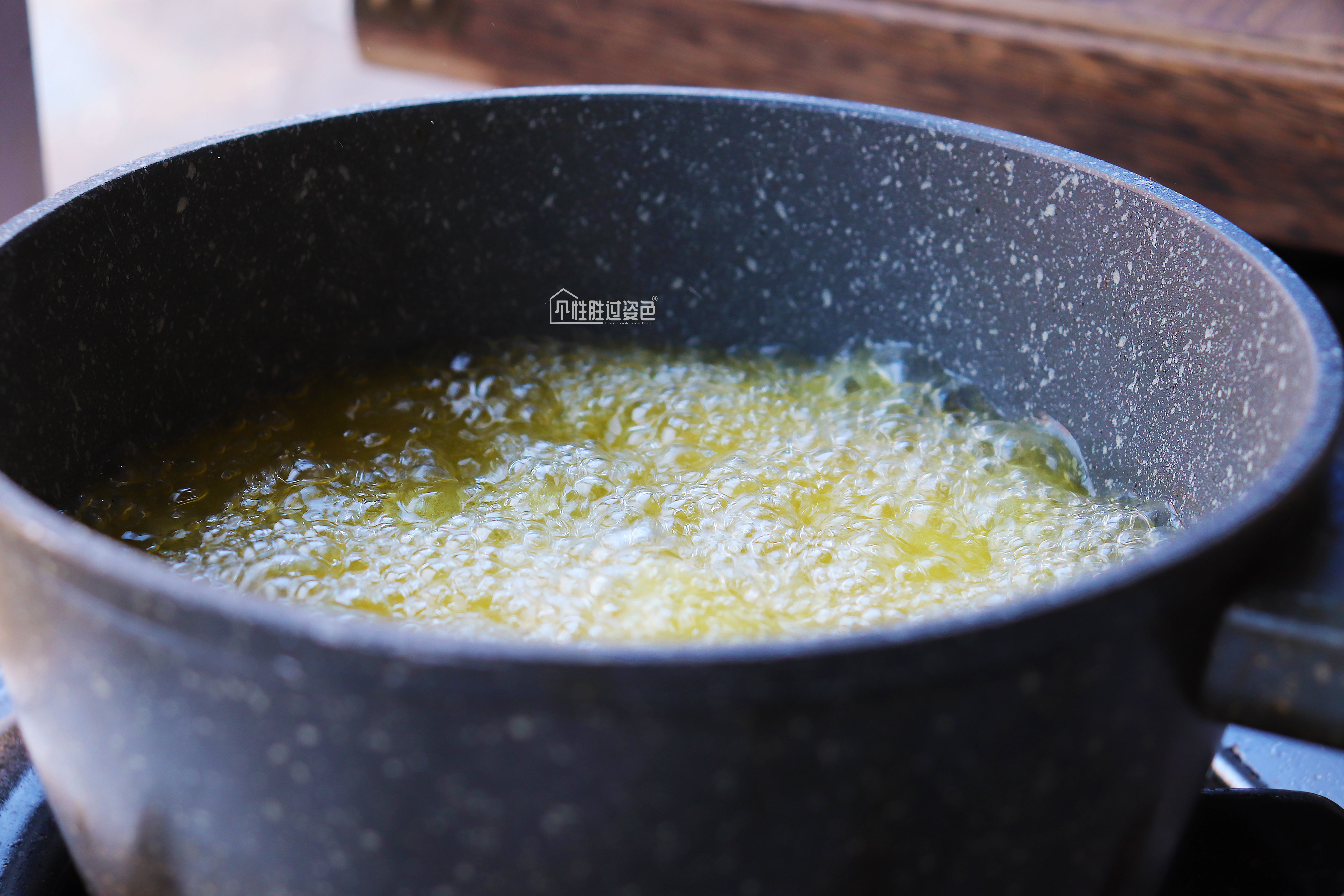 炸鸡翅面粉面包糠做法,炸鸡翅用淀粉还是面粉还是面包糠