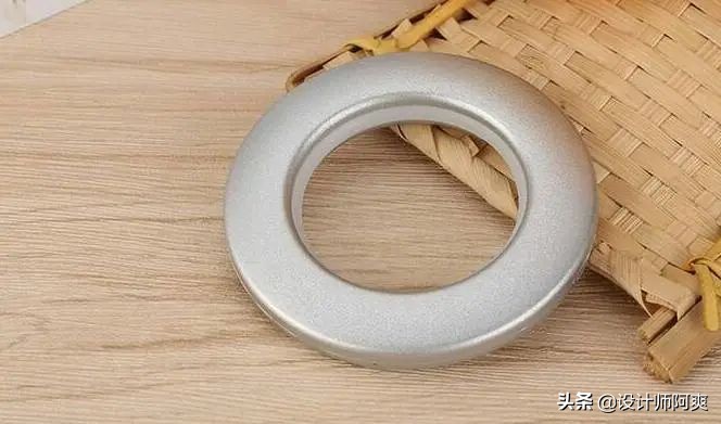 瞧瞧，这才叫窗帘，你家那只是挂了块布