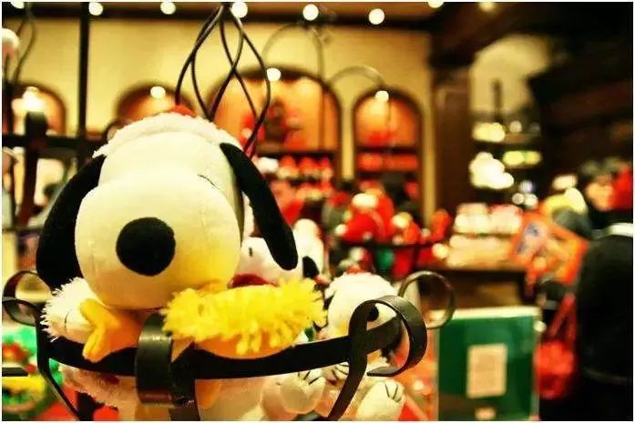 从IP到IP衍生品，主题乐园征服我们的那些“玩具”