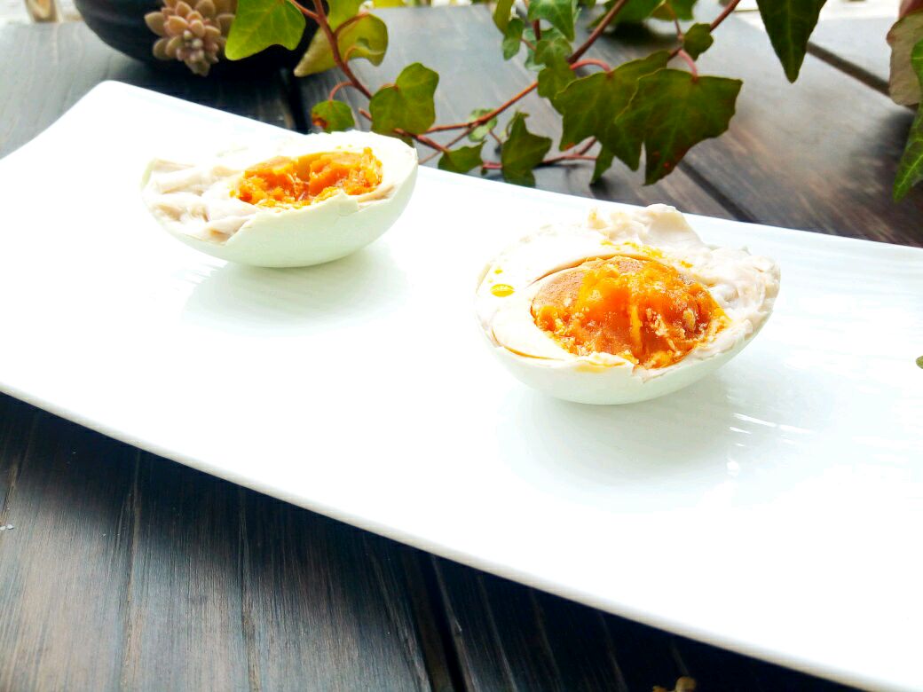 腌咸鸭蛋正确的方法100个放多少盐,腌制咸鸭蛋流油和起沙的几个窍门