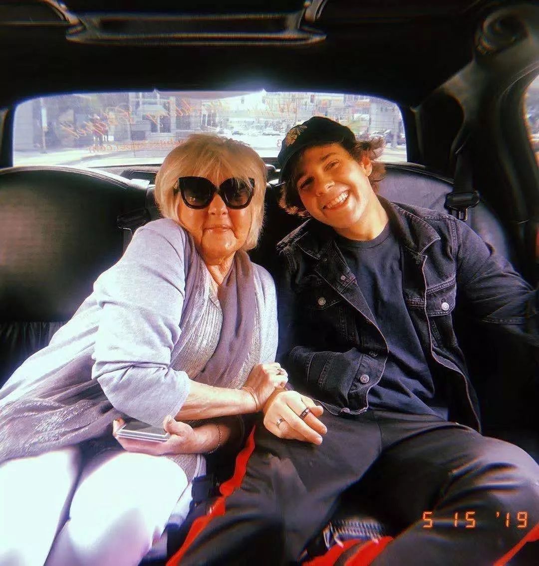 最甜分手看哭3千万人，转头与75岁基友妈妈结婚，“我是你爹”